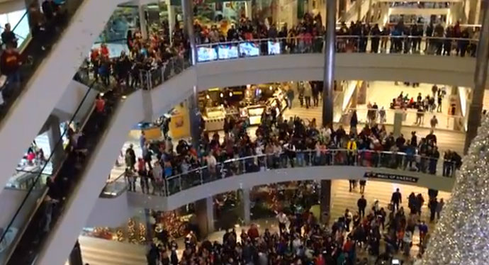 Man Throws $1,000 Over Balcony in Mall of America to a Choir of ...