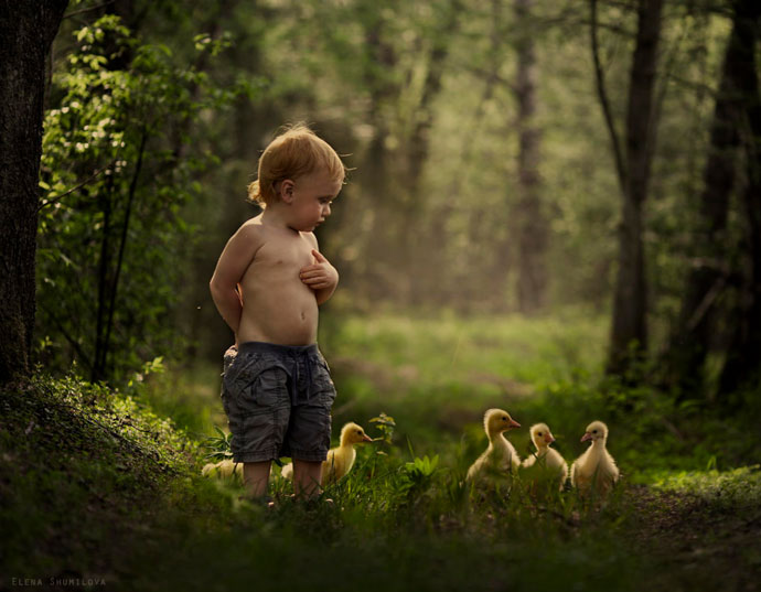 Mothers-Incredible-Photos-Capture-Her-Young-Sons-Magical-Bond-With-Animals-8