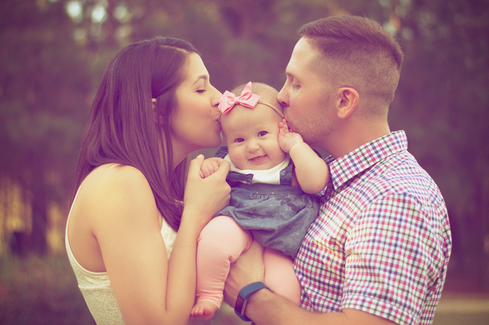 couple kissing daughter